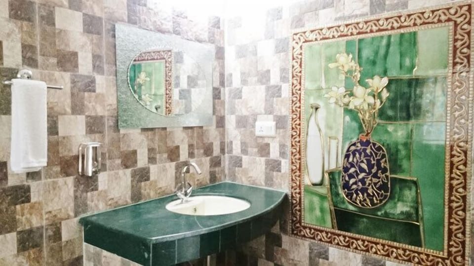 Comfort Double or Twin Room, 1 Bedroom, River View | Bathroom | Free toiletries, towels, soap, shampoo