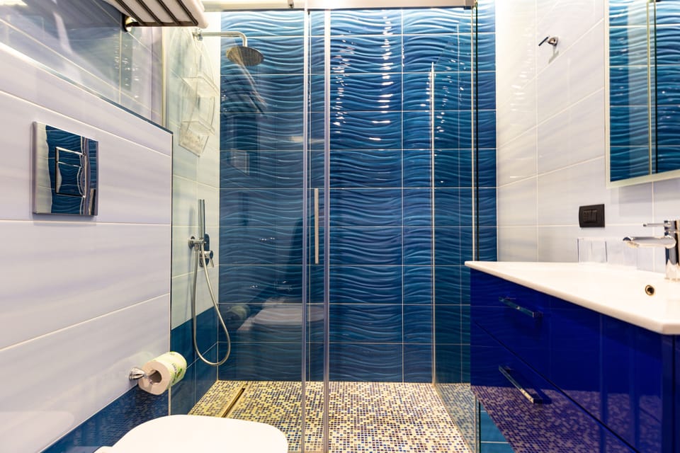 Comfort Double Room | Bathroom | Shower, rainfall showerhead, free toiletries, hair dryer