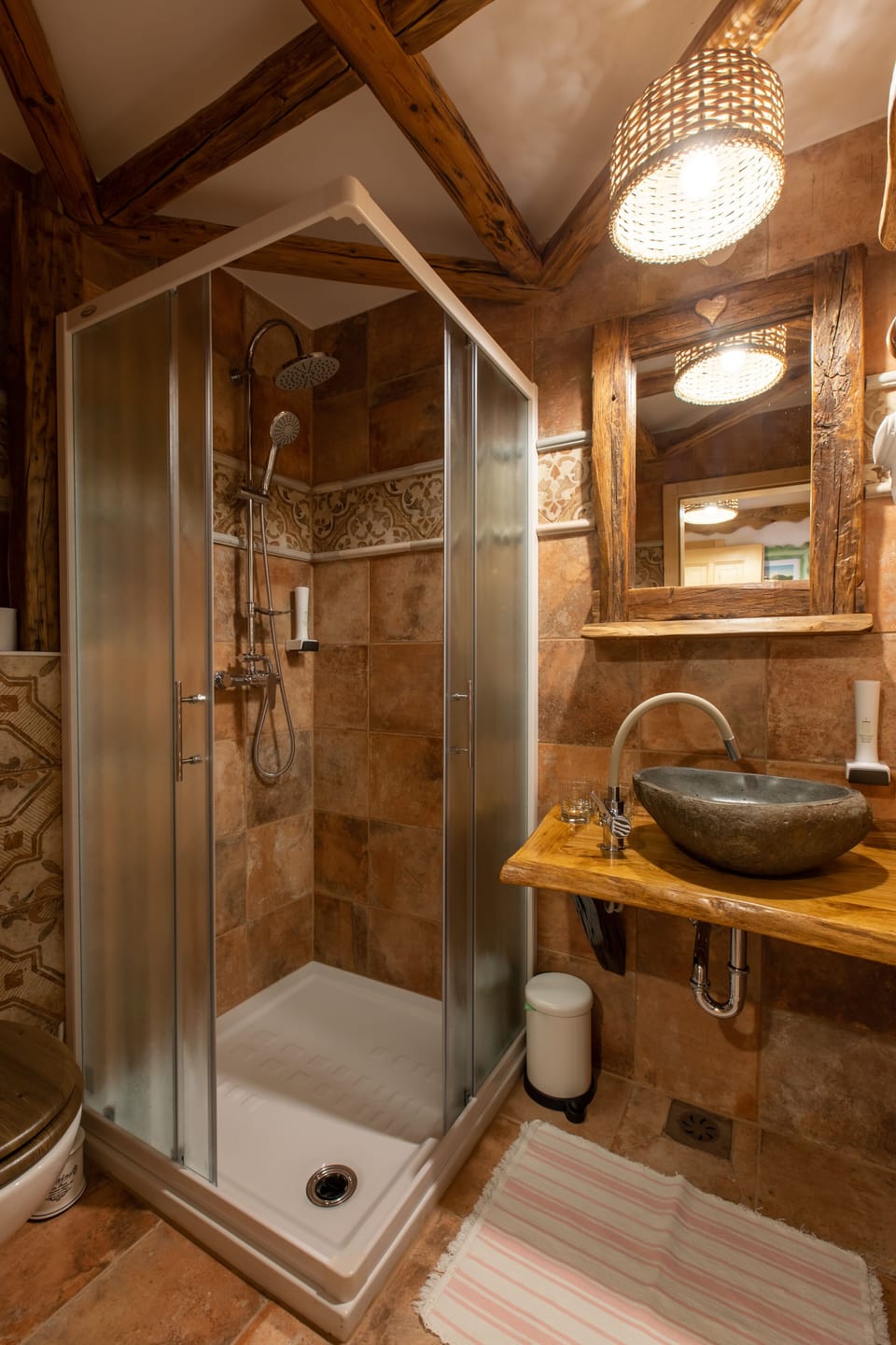 Comfort Quadruple Room | Bathroom | Shower, hair dryer, towels