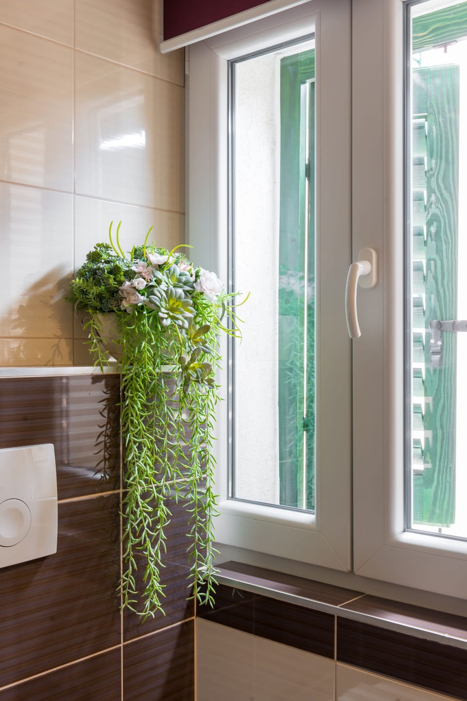 Standard Double Room, City View | Bathroom | Shower, rainfall showerhead, free toiletries, hair dryer
