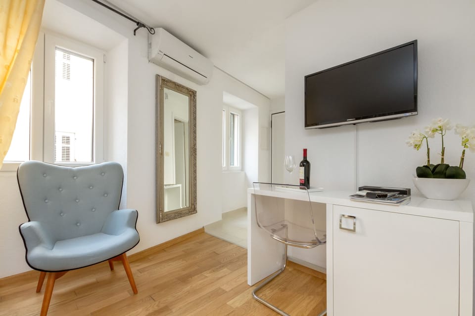 Deluxe Double or Twin Room, City View | 1 bedroom, premium bedding, minibar, in-room safe