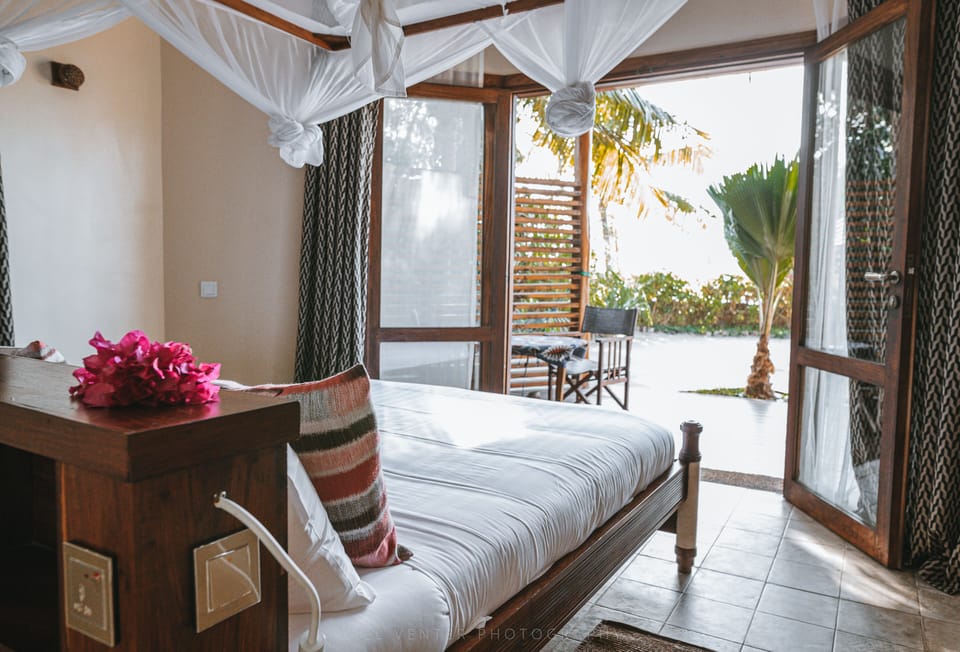 Deluxe Double Room, 1 Queen Bed, Ocean View | Minibar, in-room safe, desk, blackout drapes