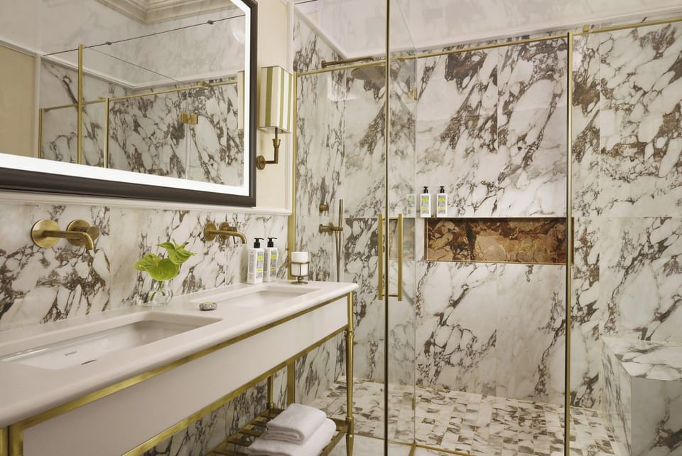 Historic Junior Suite | Bathroom | Free toiletries, hair dryer, slippers, bidet