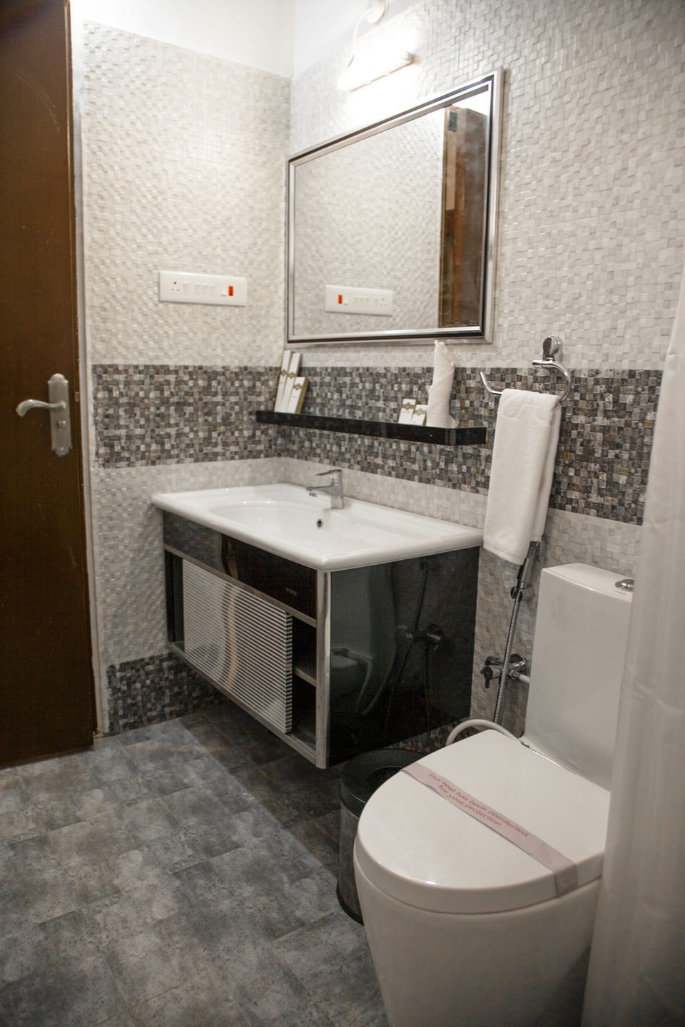 Premium Cottage, 1 King Bed, Lake View | Bathroom | Shower, free toiletries, towels
