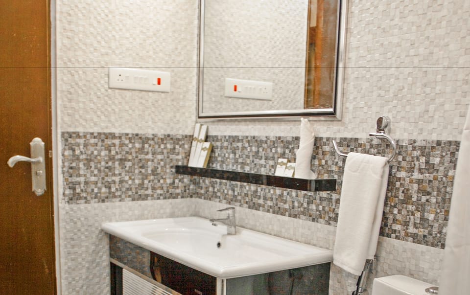 Shower, free toiletries, towels