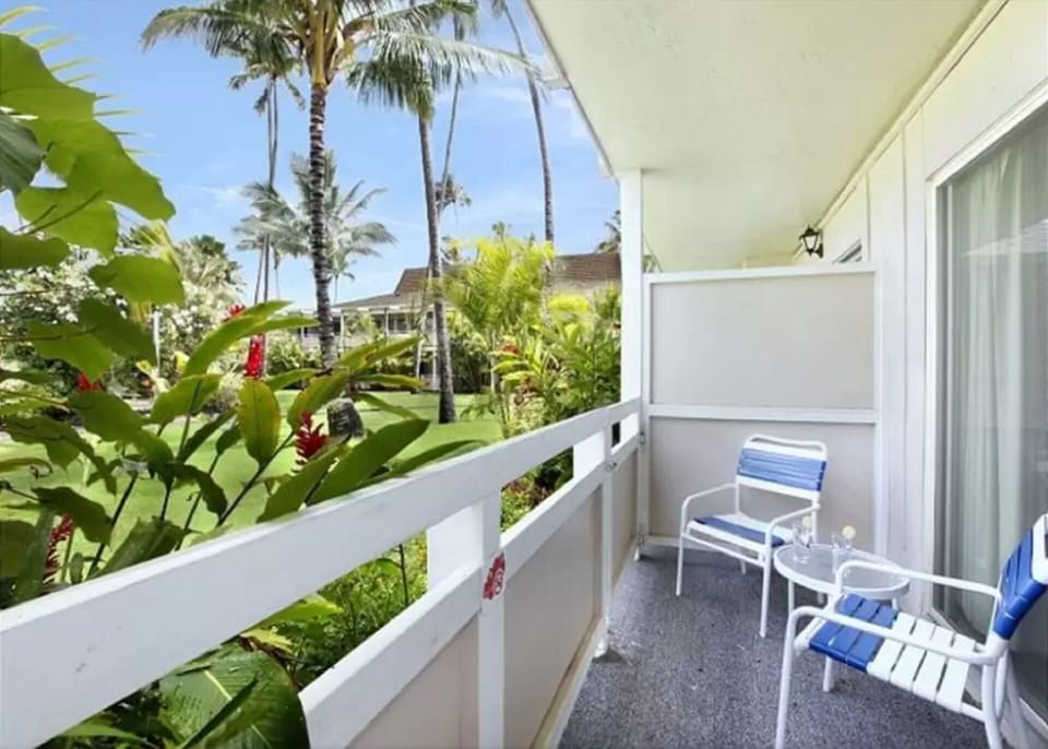 Relaxing yard/pool view from lanai