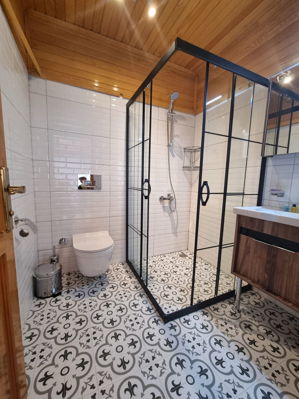 Apartment, 2 Bedrooms, Kitchen, Garden View | Bathroom | Shower, free toiletries, hair dryer, towels