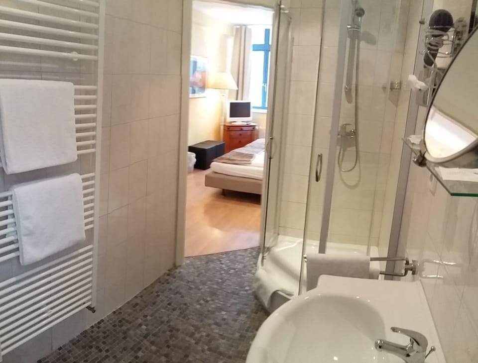 Economy Double Room Single Use | Bathroom | Shower, free toiletries, hair dryer, towels