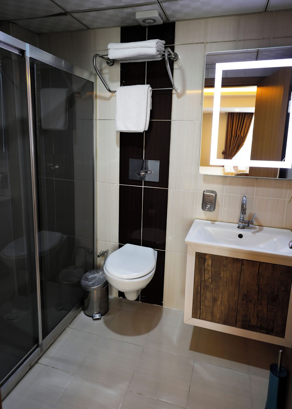 Shower, free toiletries, hair dryer, towels