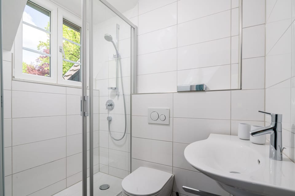 Double Room (Parkseite) | Bathroom | Shower, free toiletries, hair dryer, towels