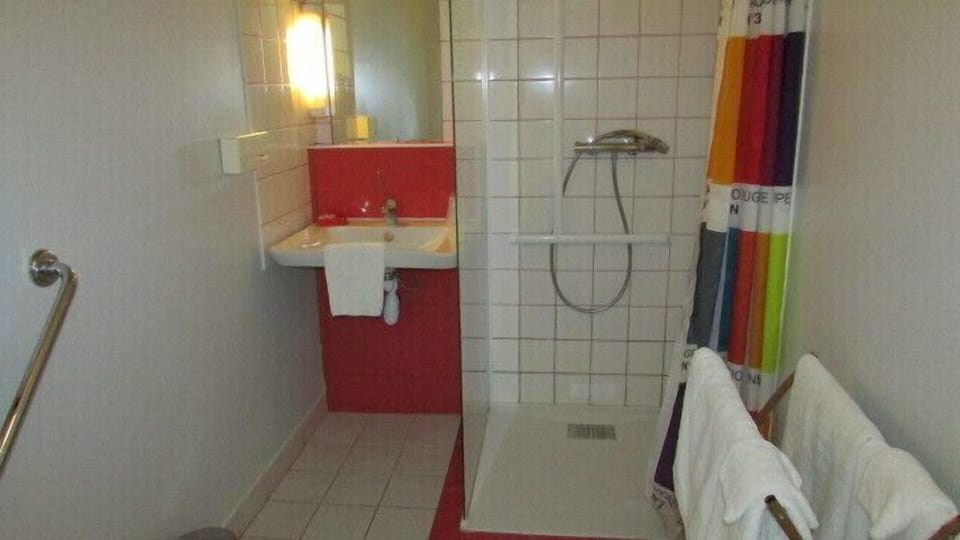 Family Room | Bathroom | Shower, free toiletries, hair dryer, towels