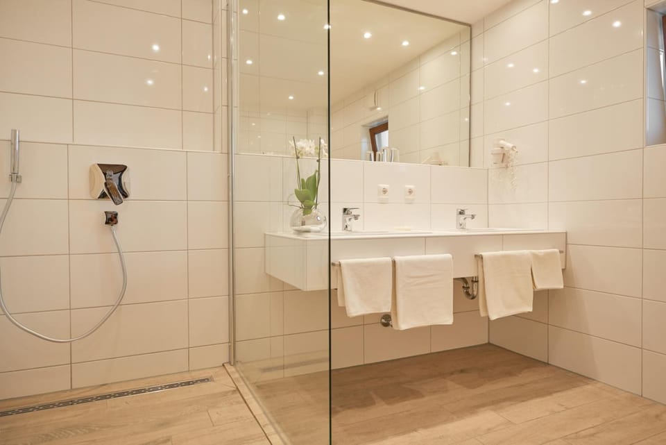 Deep soaking tub, free toiletries, towels