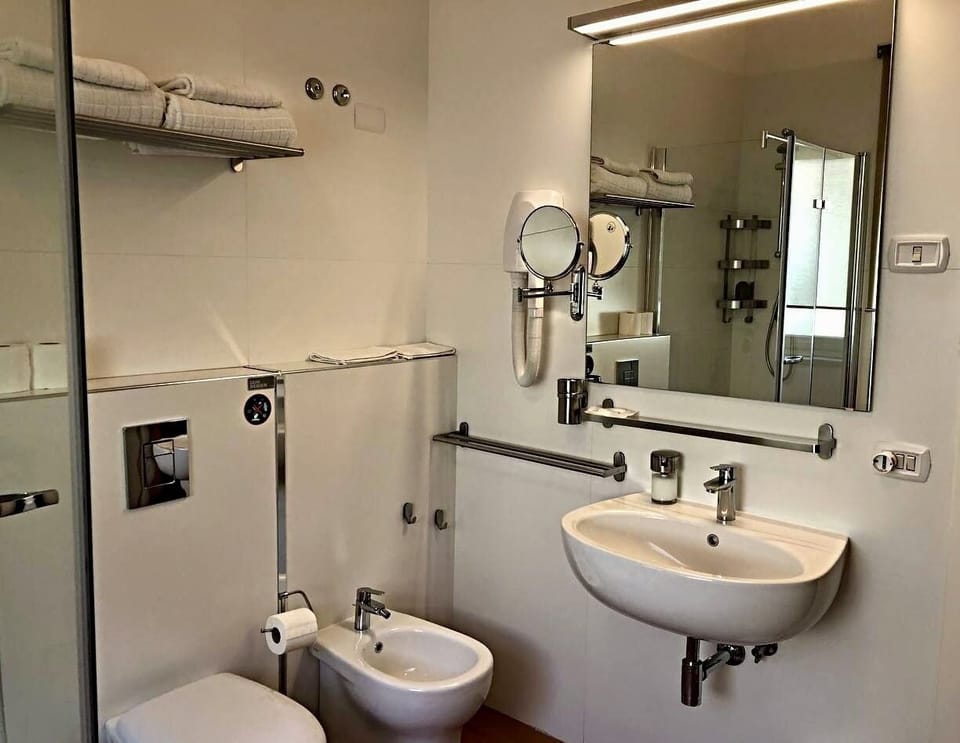 Deluxe Double Room, 1 King Bed, City View | Bathroom | Shower, free toiletries, hair dryer, towels