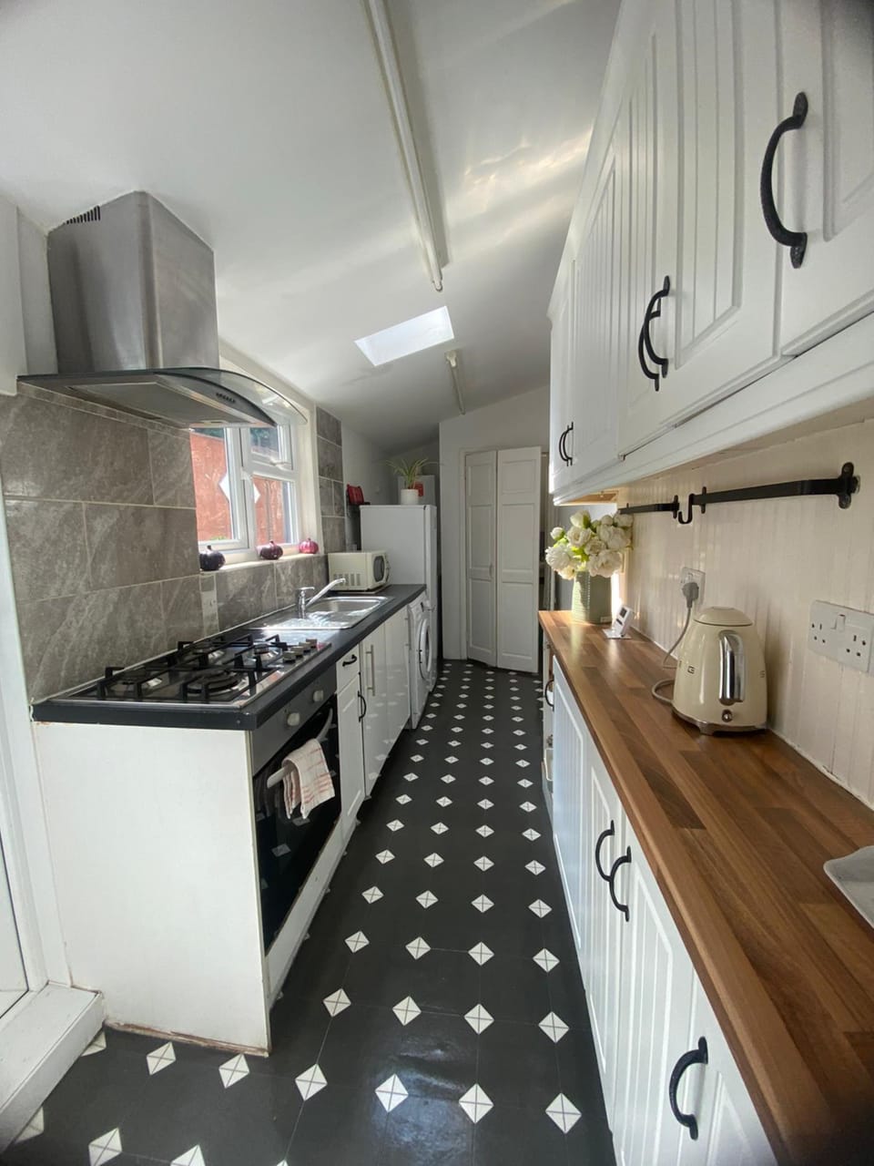 House, Private Bathroom, Garden View (Spacious 3 Bedr 7 people) | Private kitchen | Coffee/tea maker, shared fridge, microwave, oven