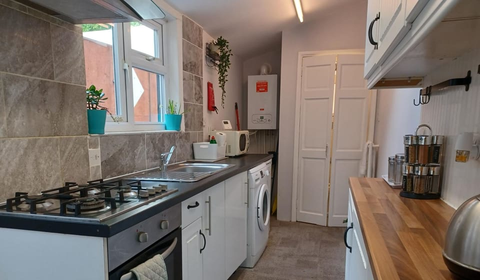 House, Private Bathroom, Garden View (Spacious 3 Bedr 7 people) | Private kitchen | Coffee/tea maker, shared fridge, microwave, oven