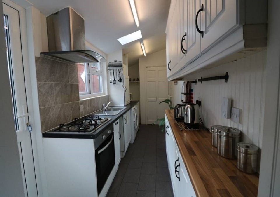 House, Private Bathroom, Garden View (Spacious 3 Bedr 7 people) | Private kitchen | Coffee/tea maker, shared fridge, microwave, oven