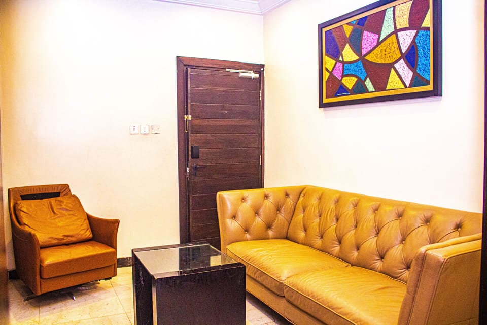 Deluxe Single Room, City View | Living area