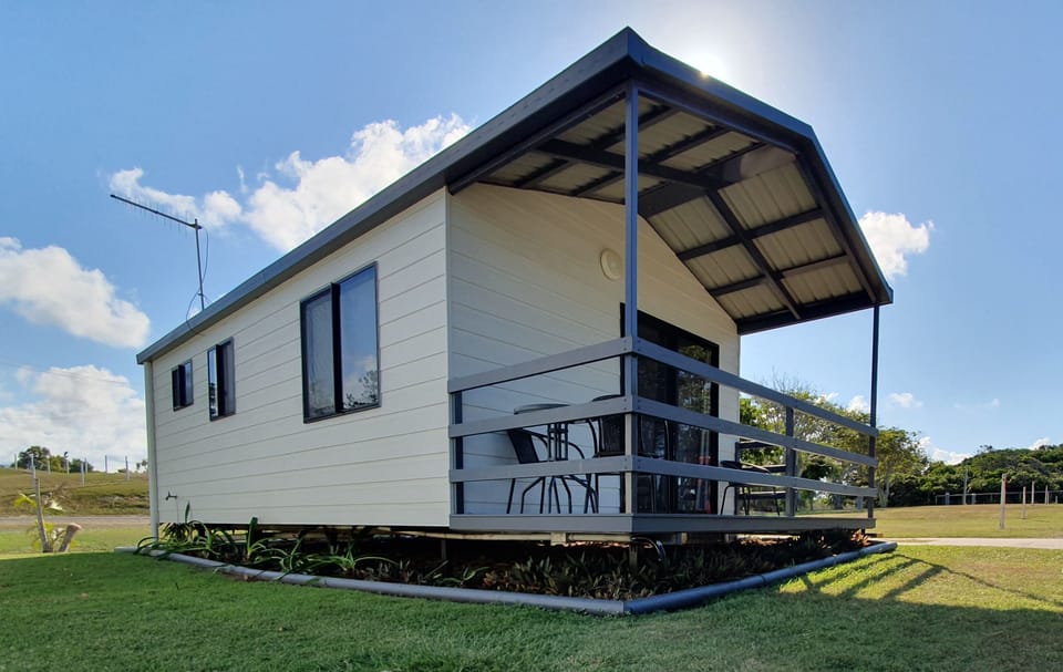 Ensuite Cabin | 1 bedroom, iron/ironing board, WiFi (free), bed sheets