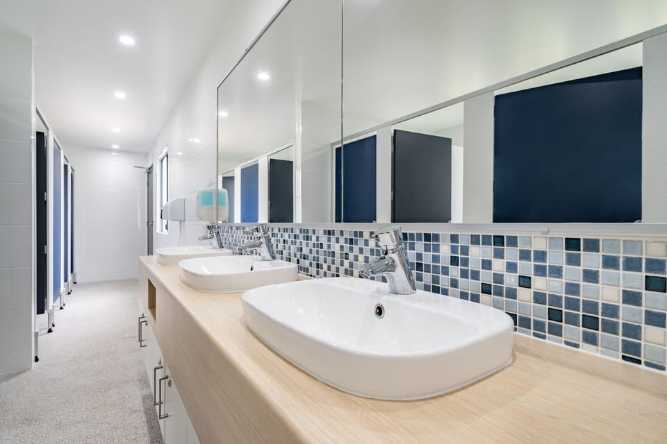 Tasman Holiday Parks - Fisherman's Beach Cabin in Emu Park