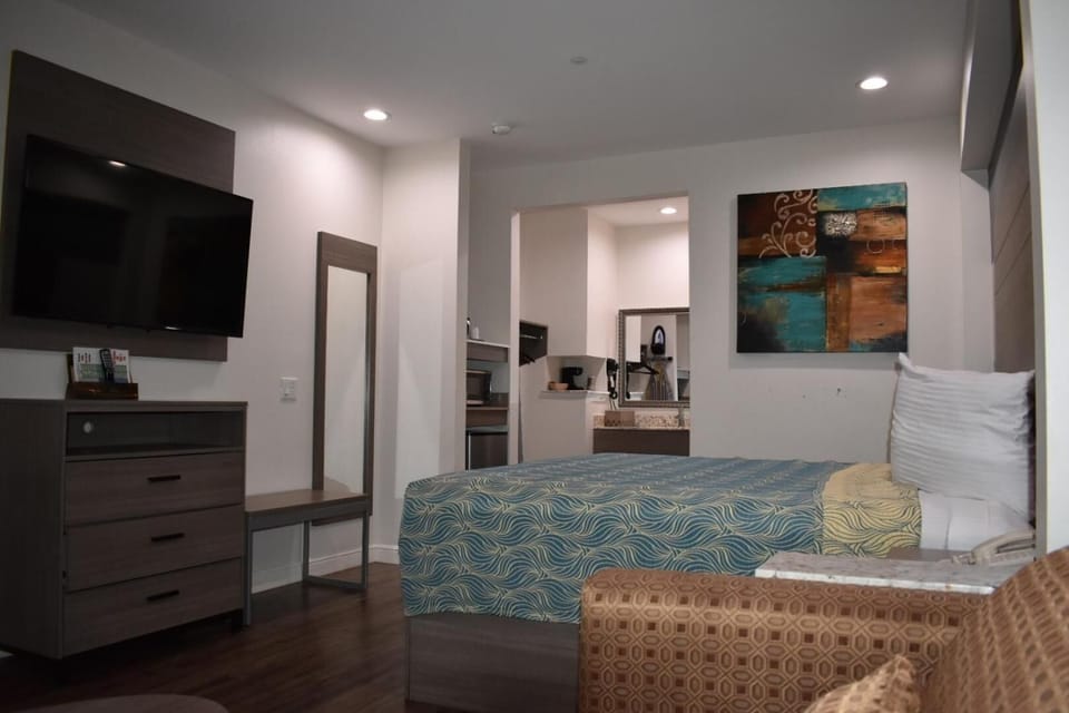 Premium bedding, desk, iron/ironing board, WiFi (free)