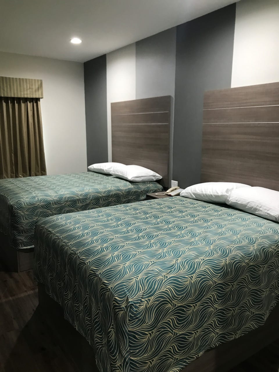 Deluxe Double Room, 2 Queen Beds, Smoking | Living room | Flat-screen TV