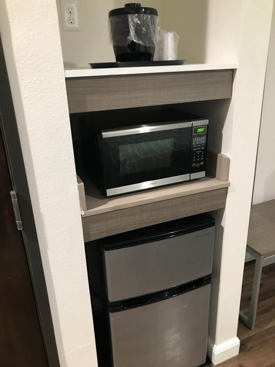 Deluxe Single Room, 1 King Bed, Non Smoking | Mini-refrigerator