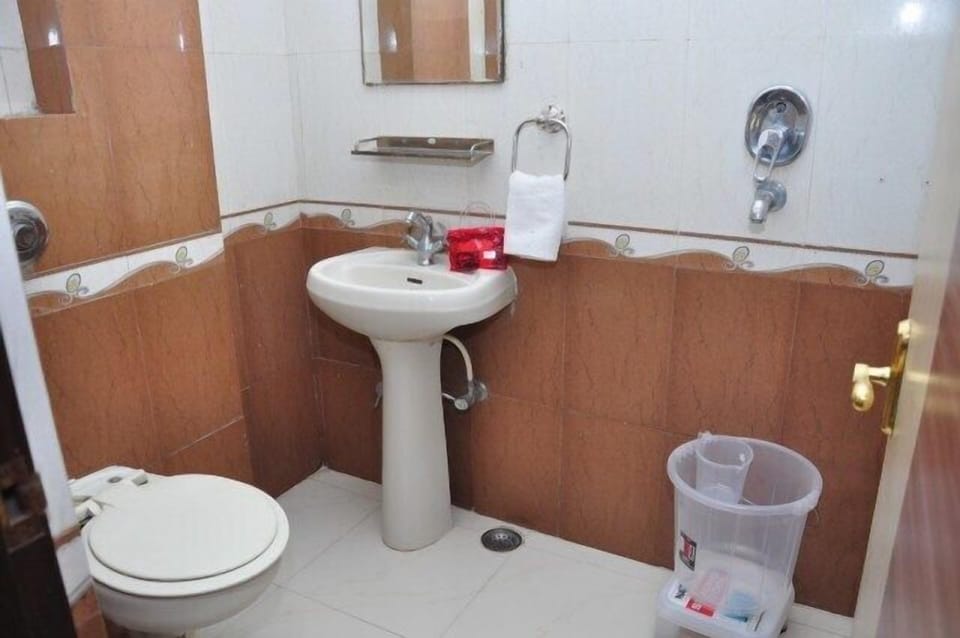 Standard Double Room | Bathroom | Combined shower/tub, free toiletries, towels