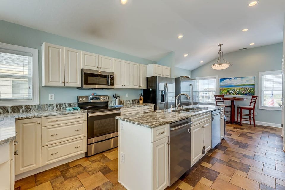Top-Level Kitchen with Bar (seats 4)