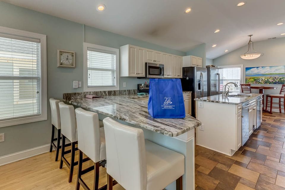 Top-Level Kitchen with Bar (seats 4)