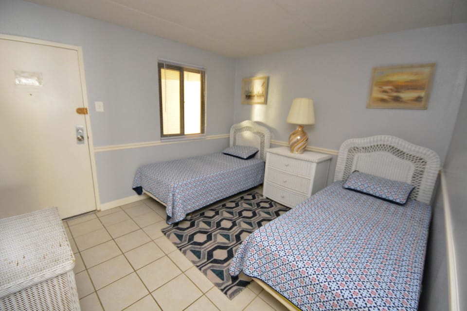 Twin-Bedroom/Den