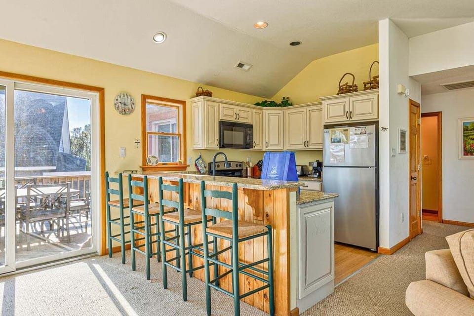 Top-Level Kitchen with Bar (seats 4)
