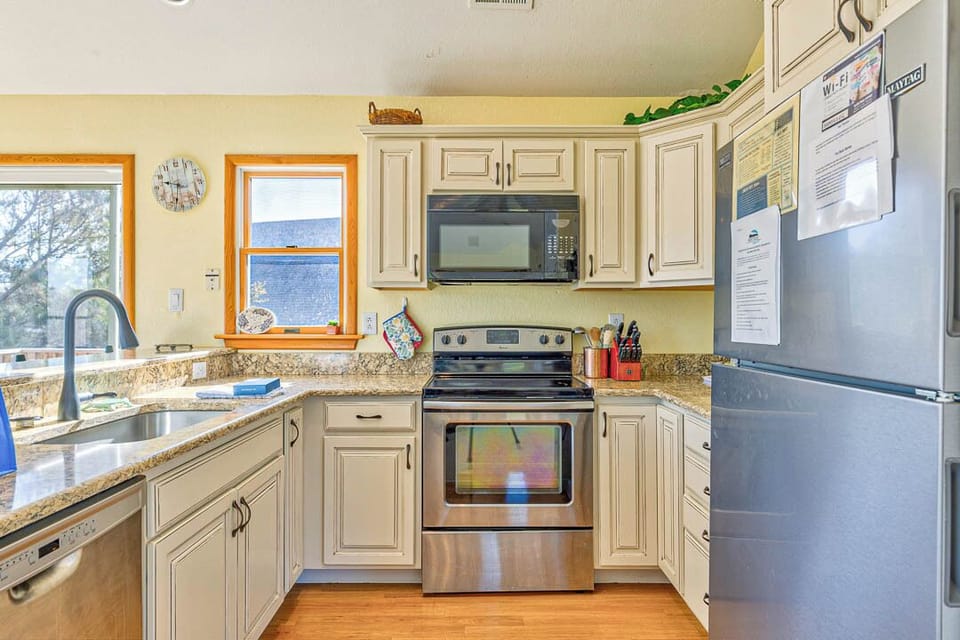 Top-Level Kitchen with Bar (seats 4)
