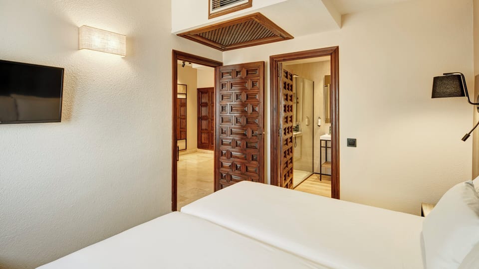 Room (Familiar) | Premium bedding, down comforters, minibar, in-room safe