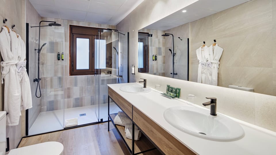 Superior Double Room | Bathroom | Shower, free toiletries, hair dryer, slippers