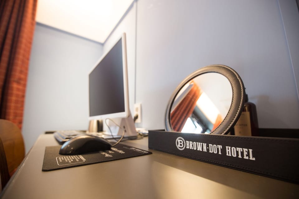 Standard Twin Room | In-room business center