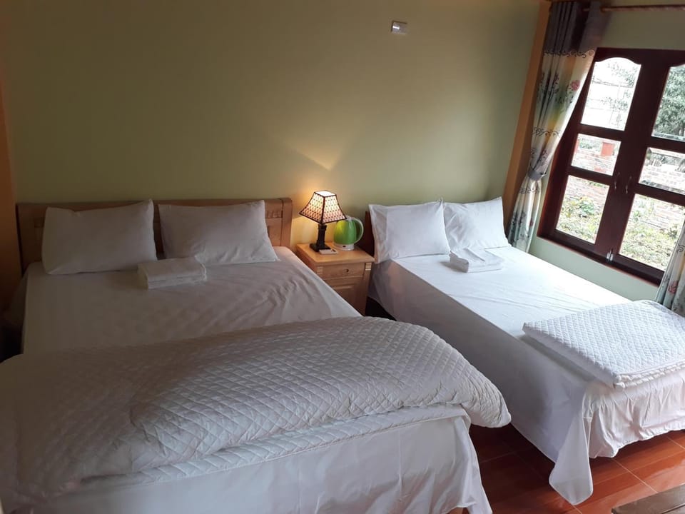 Desk, soundproofing, free WiFi, bed sheets