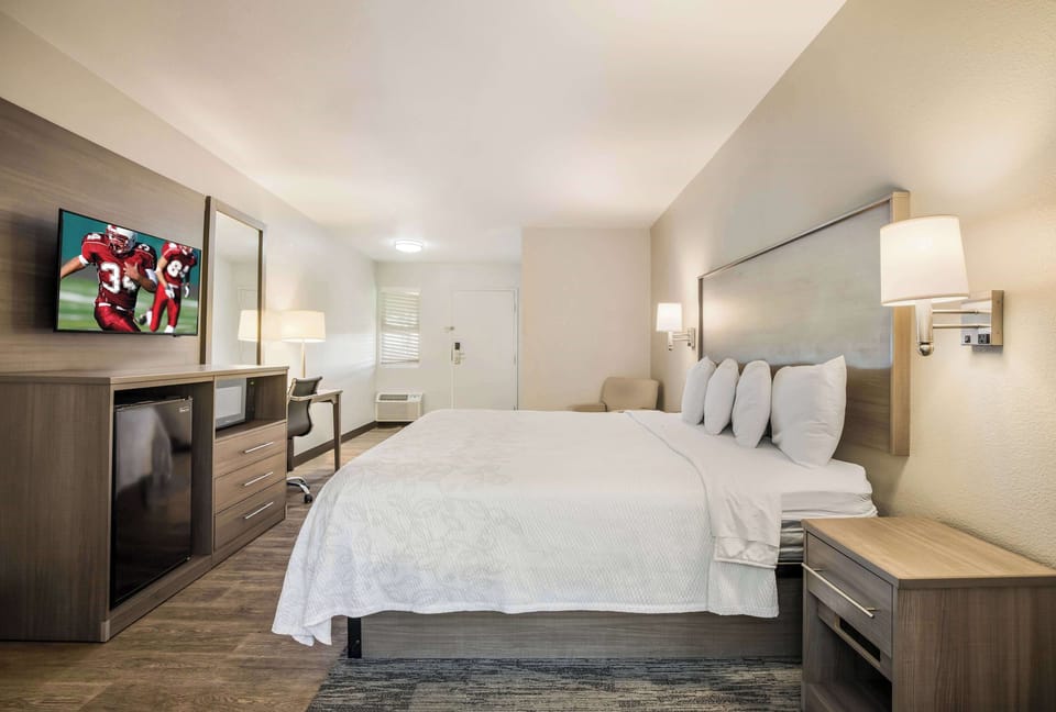 Room, 1 King Bed, Non Smoking | Premium bedding, blackout drapes, iron/ironing board, cribs (free)