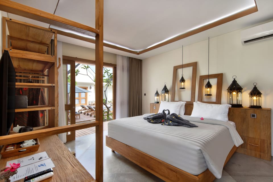 Superior Suite, 1 King Bed, Bathtub, Pool View | Premium bedding, minibar, in-room safe, blackout drapes