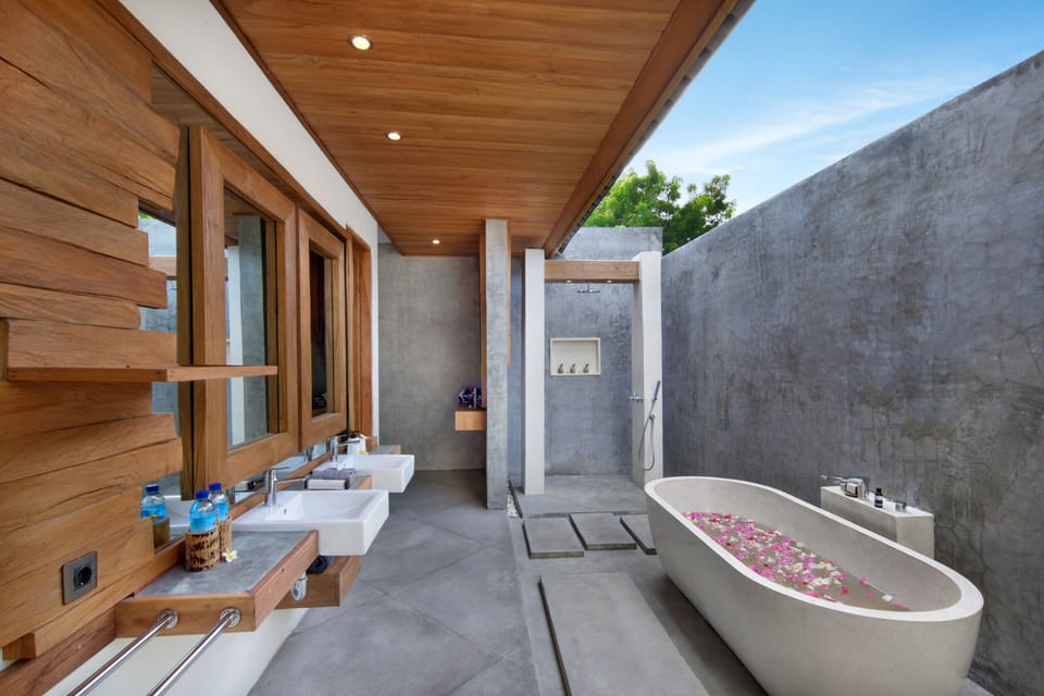 Superior Suite, 1 King Bed, Bathtub, Pool View | Bathroom | Shower, rainfall showerhead, free toiletries, hair dryer