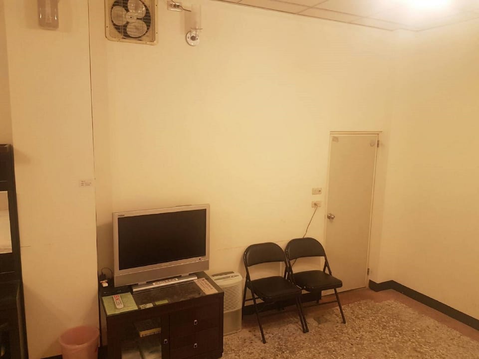 Family Room | Desk, blackout drapes, free WiFi, bed sheets