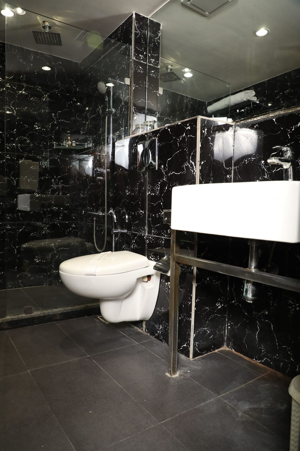 Suite | Bathroom | Shower, free toiletries, hair dryer (on request), towels