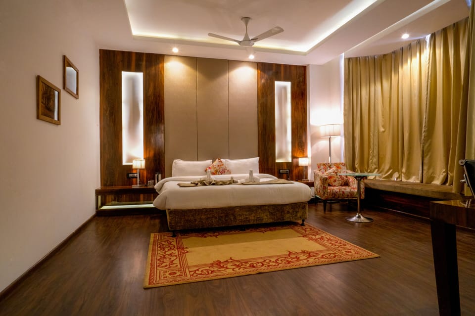 Suite | Minibar, in-room safe, desk, iron/ironing board (on request)