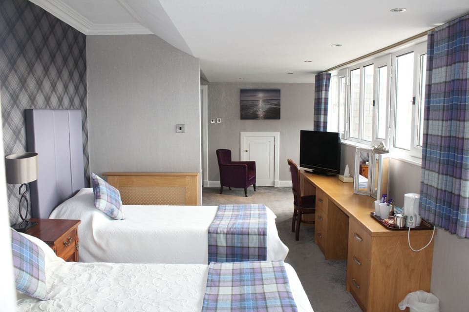 Superior Double or Twin Room | Living area | Flat-screen TV