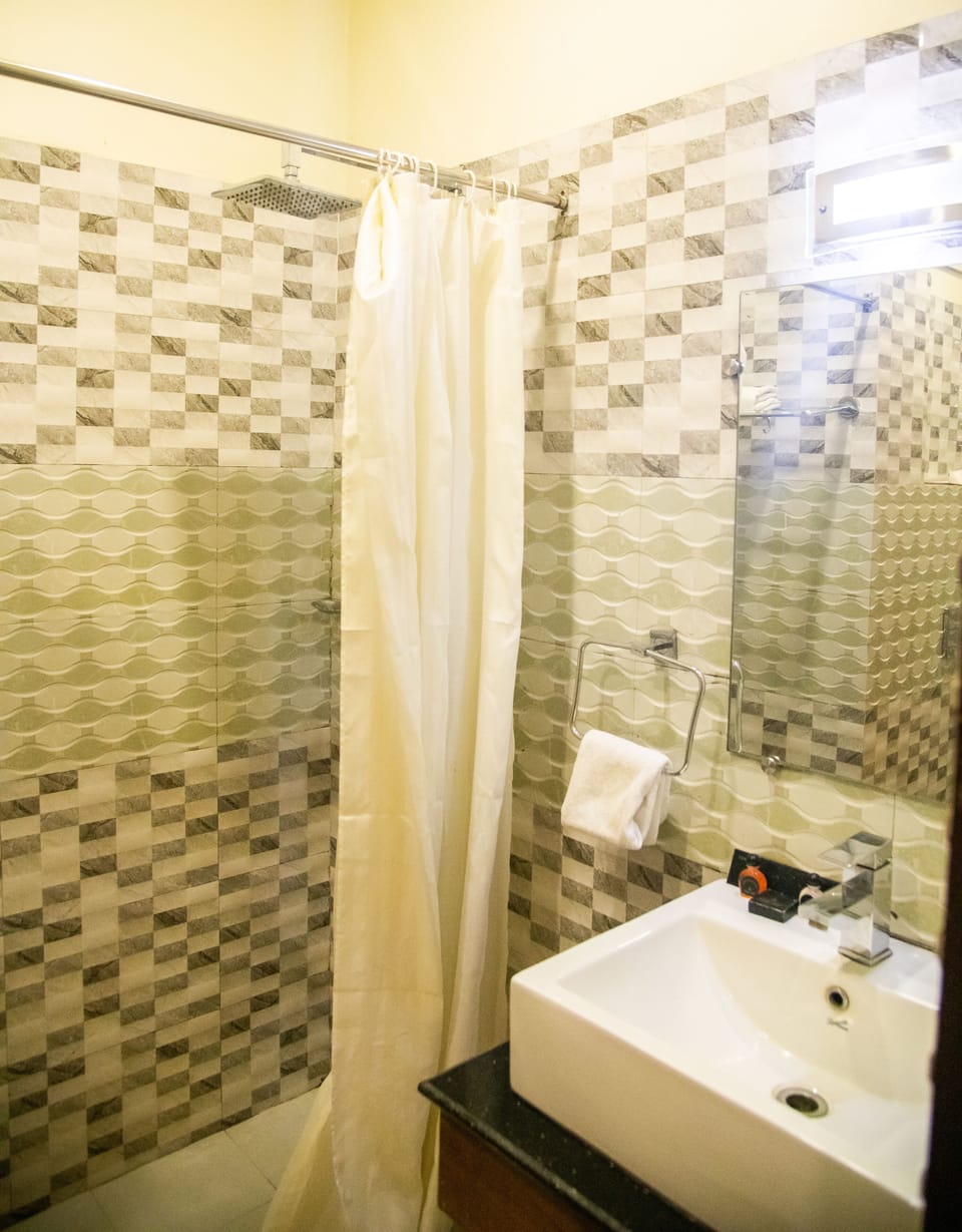 Combined shower/tub, free toiletries, slippers, towels