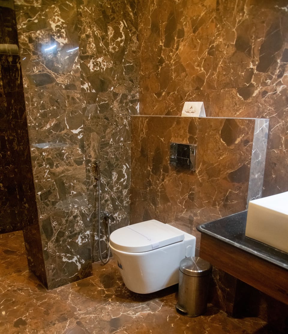 Deluxe Double Room, 1 Bedroom | Bathroom | Combined shower/tub, free toiletries, slippers, towels