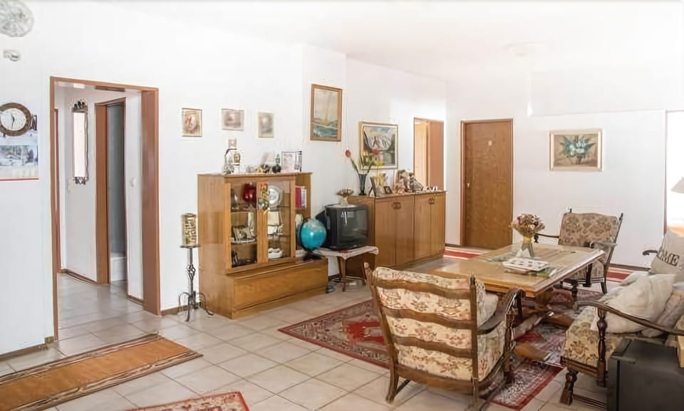 Family Room, Shared Bathroom | Living area | Flat-screen TV