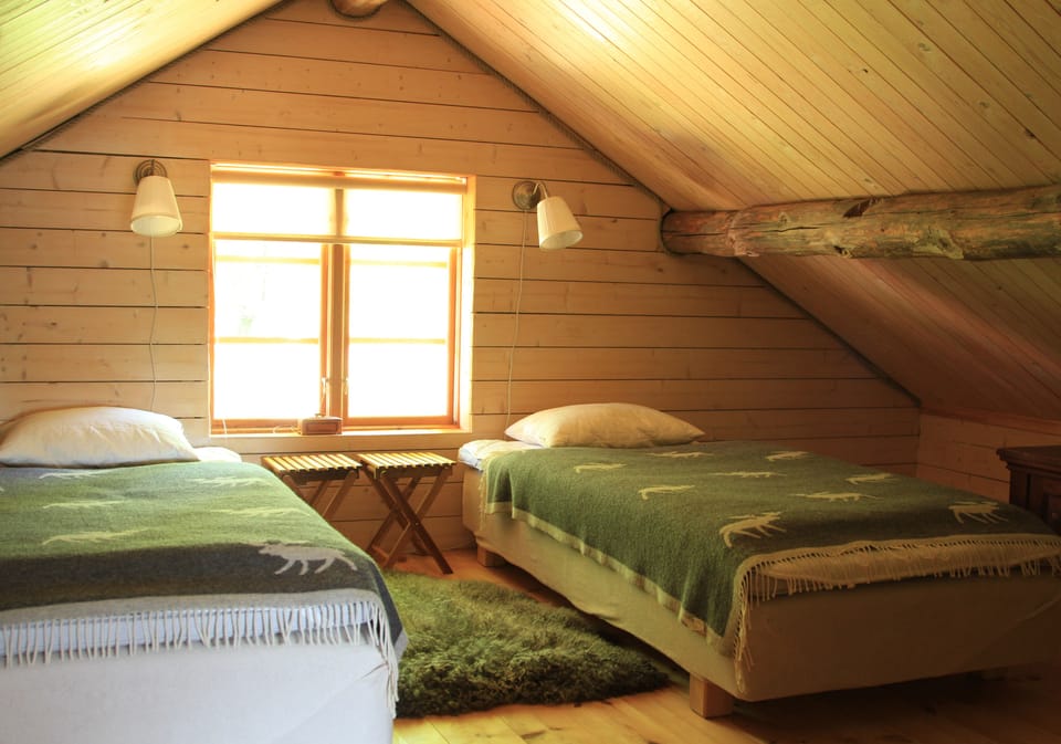 Timber House | 2 bedrooms, blackout drapes, rollaway beds (surcharge), WiFi (free)