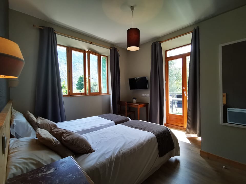 Twin Room, Mountain View | Individually decorated, individually furnished, desk, blackout drapes
