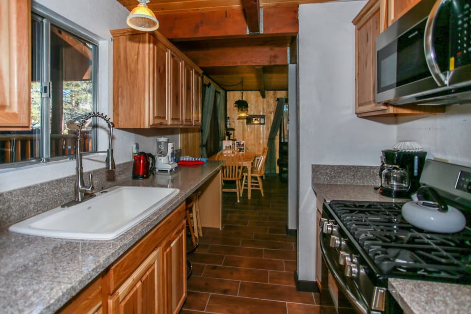 Standard Cabin, Non Smoking, Kitchen | Private kitchen | Full-size fridge, microwave, oven, stovetop