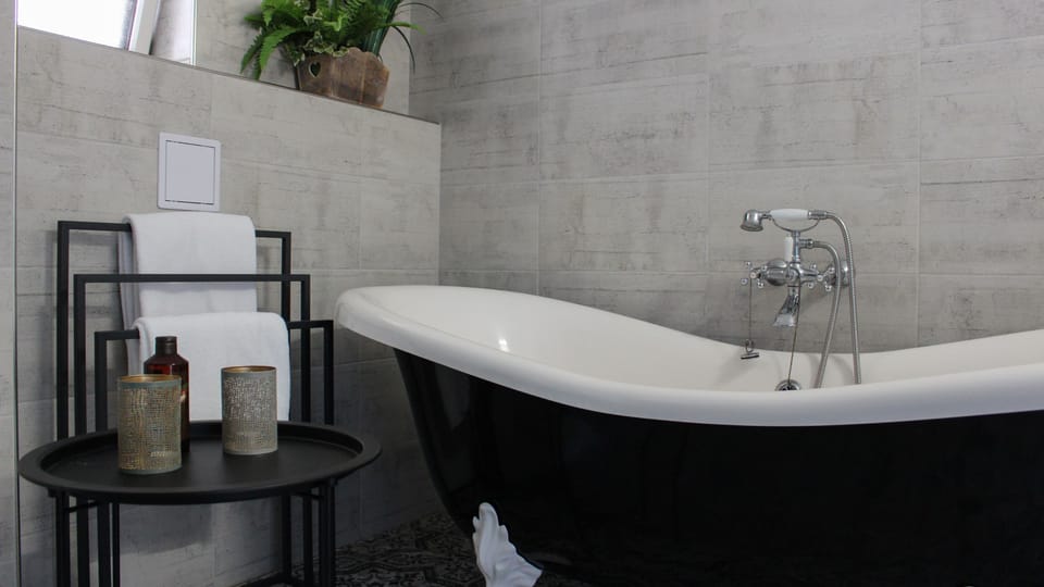 Romantic Room, 1 Queen Bed, Ensuite | Bathroom | Designer toiletries, hair dryer, towels